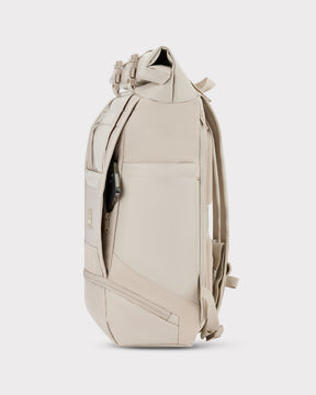 Rolltop Rucksack 'Ashton' von Johnny Urban in Beige, seitliche Ansicht mit geöffneter Tasche und sichtbar eingestecktem Handy