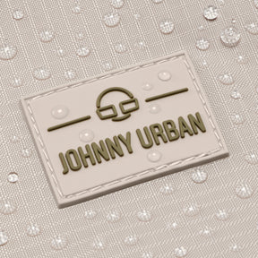 Nahe Aufnahme des wasserabweisenden sandfarbenen Johnny Urban Rolltop-Rucksacks 'Allen Large Move' mit Markenlogo und Wassertröpfchen
