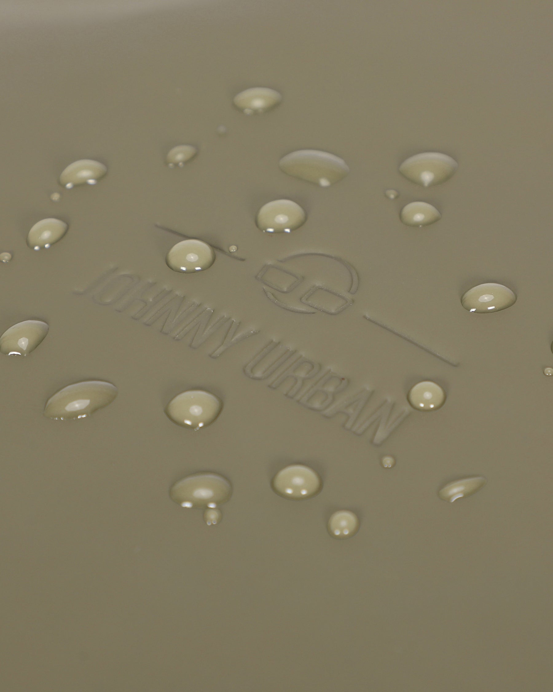 Wasserabweisende Oberfläche mit Wassertropfen und geprägtem Johnny Urban Logo