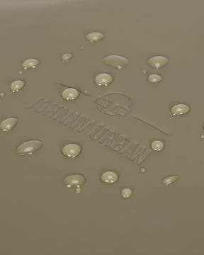 Wasserabweisende Oberfläche mit Wassertropfen und geprägtem Johnny Urban Logo
