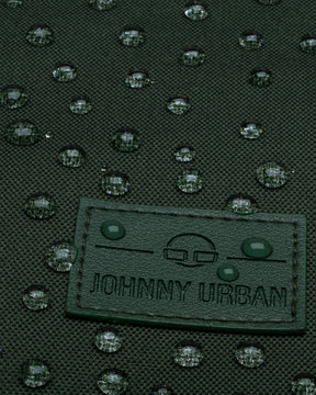 Nahaufnahme des wasserabweisenden grünen Rolltop-Rucksacks 'Robin Medium' von Johnny Urban mit Tropfen auf dem Stoff