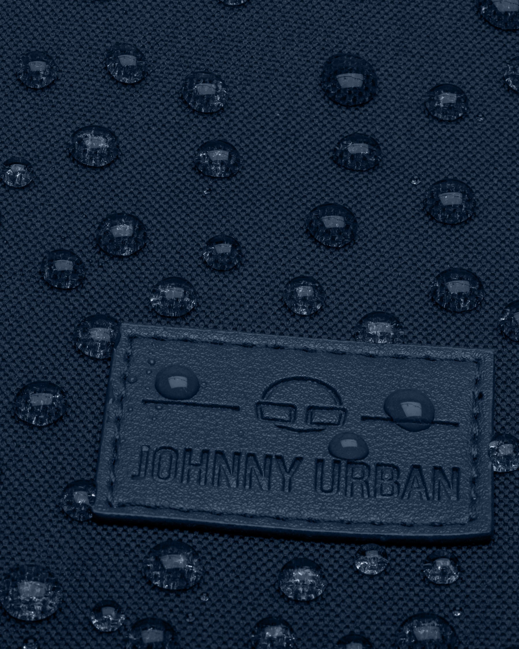 Wasserabweisendes, dunkelblaues Gewebe mit Johnny Urban Logo auf Tickmaterial des Rolltop Rucksack 'Robin Medium'