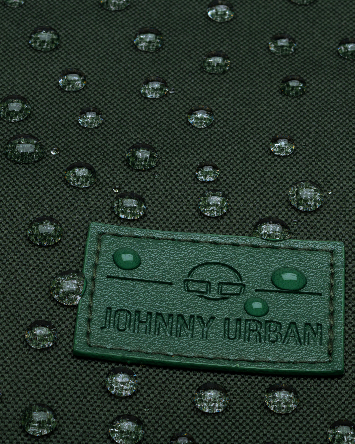 Grüner Johnny Urban Rolltop Rucksack 'Robin Large' mit wasserabweisendem Material und sichtbaren Wassertropfen