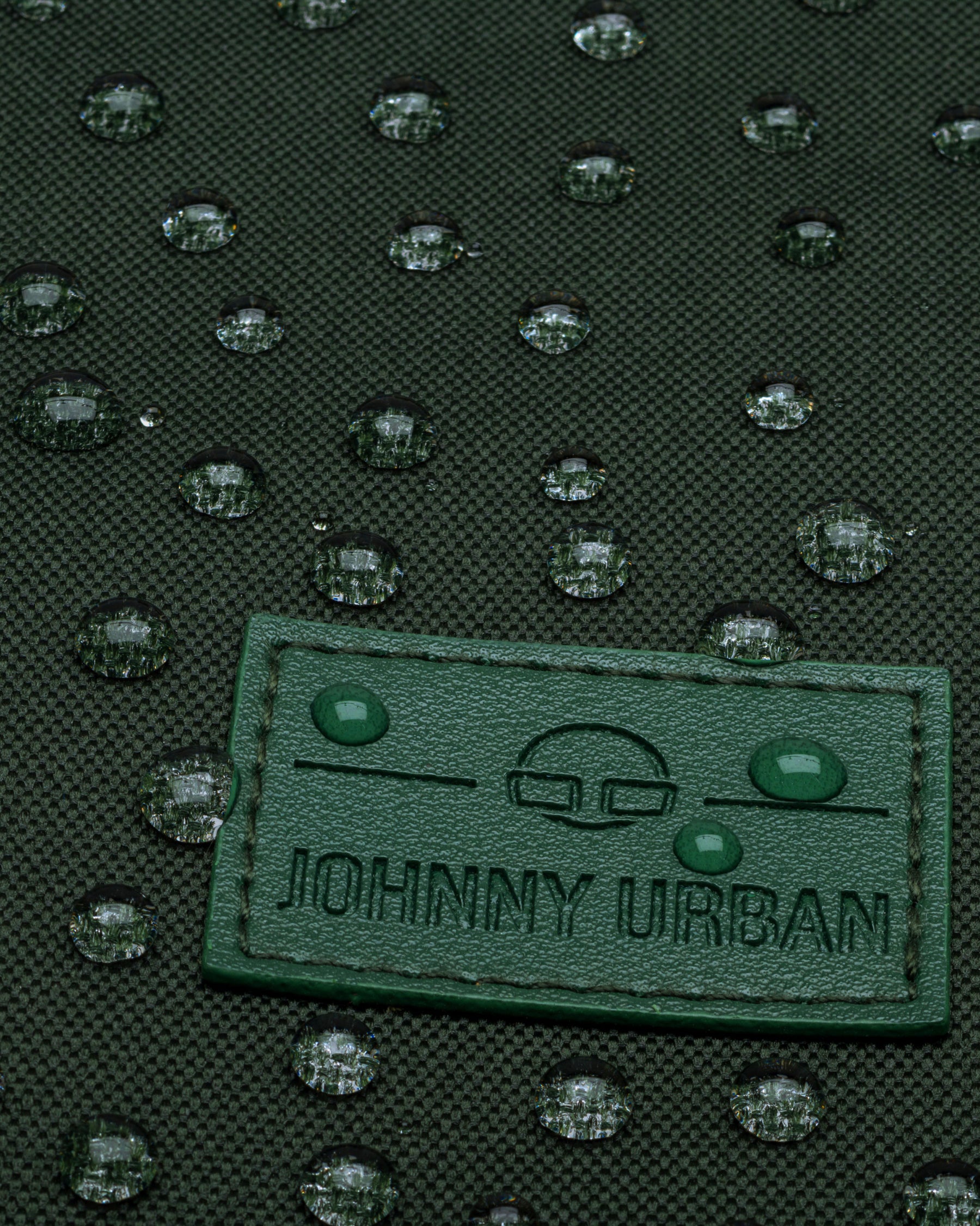 Grüner Johnny Urban Rolltop Rucksack 'Robin Large' mit wasserabweisendem Material und sichtbaren Wassertropfen