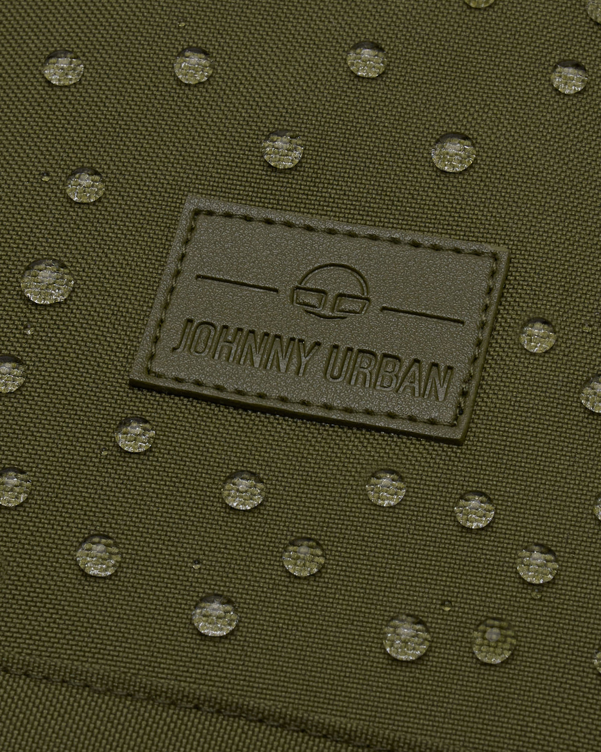 Wasserabweisendes, olivgrünes Material eines Rolltop Rucksacks mit eingesticktem 'Johnny Urban' Logo
