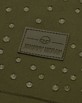 Wasserabweisendes, olivgrünes Material eines Rolltop Rucksacks mit eingesticktem 'Johnny Urban' Logo
