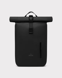 Schwarzer wasserdichter Rolltop Rucksack 'Conor' von Johnny Urban mit Frontreißverschluss und Trageschlaufe
