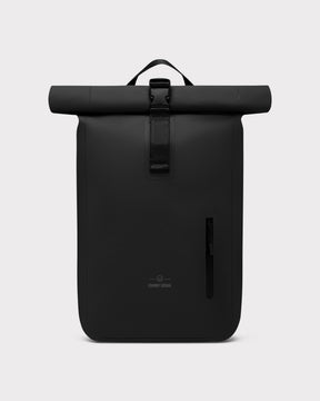 Schwarzer wasserdichter Rolltop Rucksack 'Conor' von Johnny Urban mit Frontreißverschluss und Trageschlaufe