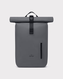 Schwarzer wasserfester Rolltop-Rucksack 'Conor' von Johnny Urban mit seitlicher Reißverschlusstasche