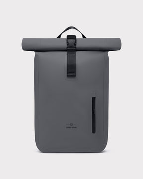 Schwarzer wasserfester Rolltop-Rucksack 'Conor' von Johnny Urban mit seitlicher Reißverschlusstasche