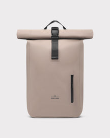 Rolltop Rucksack 'Conor' von Johnny Urban, beige, mit schwarzem Verschluss und seitlichem Reißverschluss