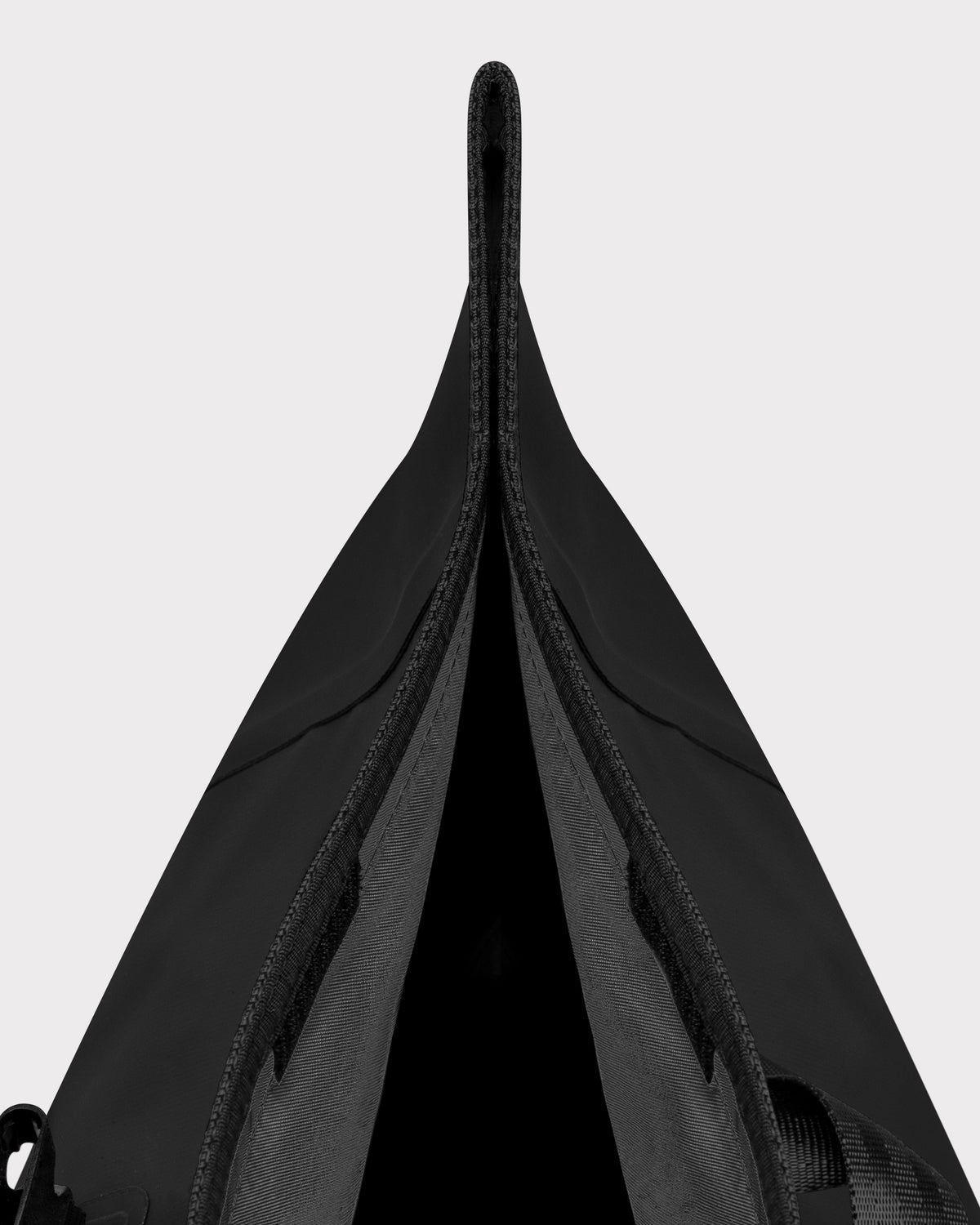 Schwarzer Rolltop Rucksack 'Conor' von Johnny Urban mit geöffnetem Hauptfach und grauem Innenfutter