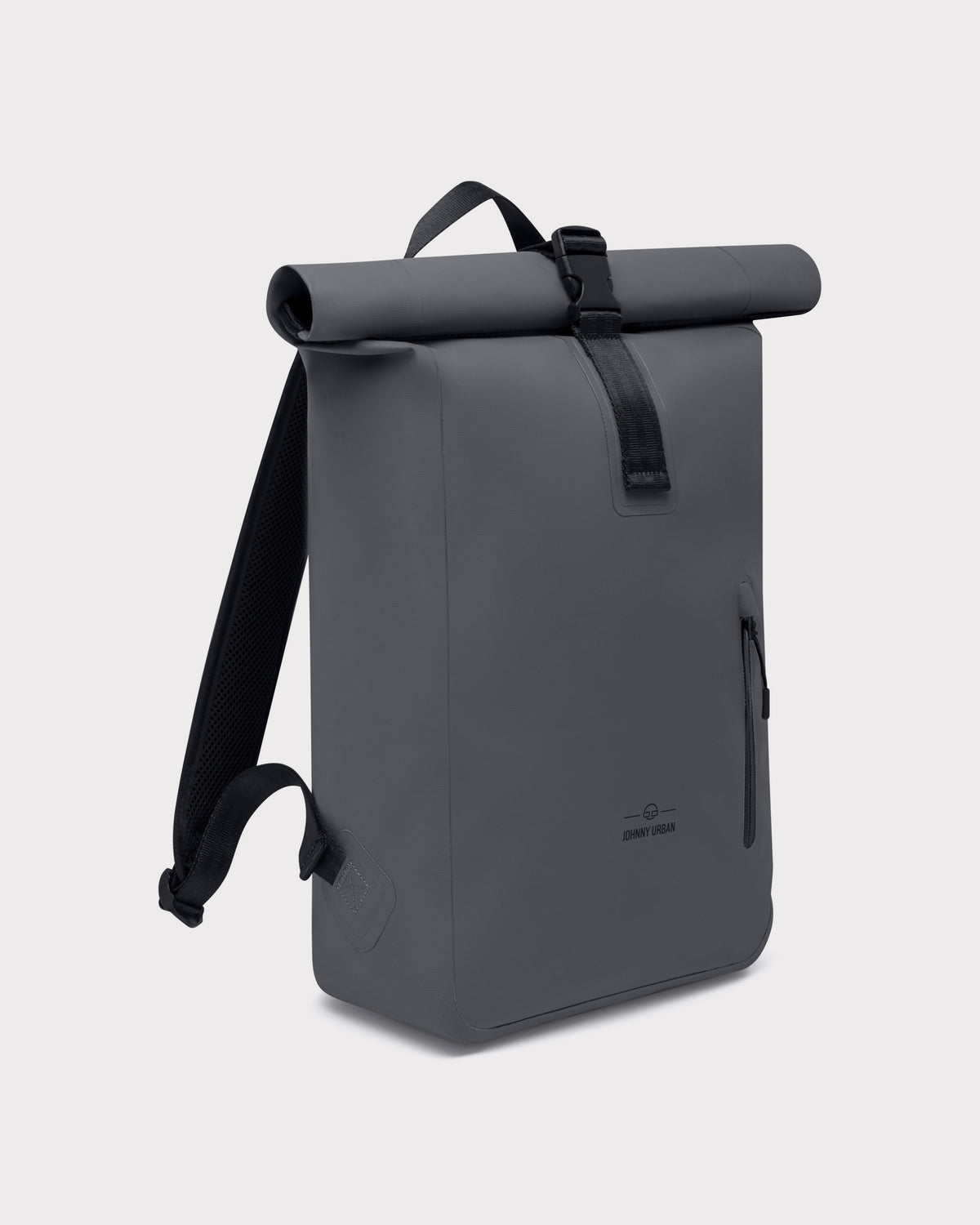 Wasserfester schwarzer Rolltop Rucksack 'Conor' von Johnny Urban mit Frontreißverschluss und Tragegriff