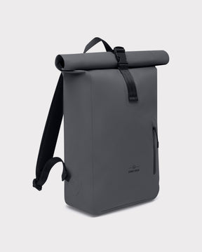 Wasserfester schwarzer Rolltop Rucksack 'Conor' von Johnny Urban mit Frontreißverschluss und Tragegriff