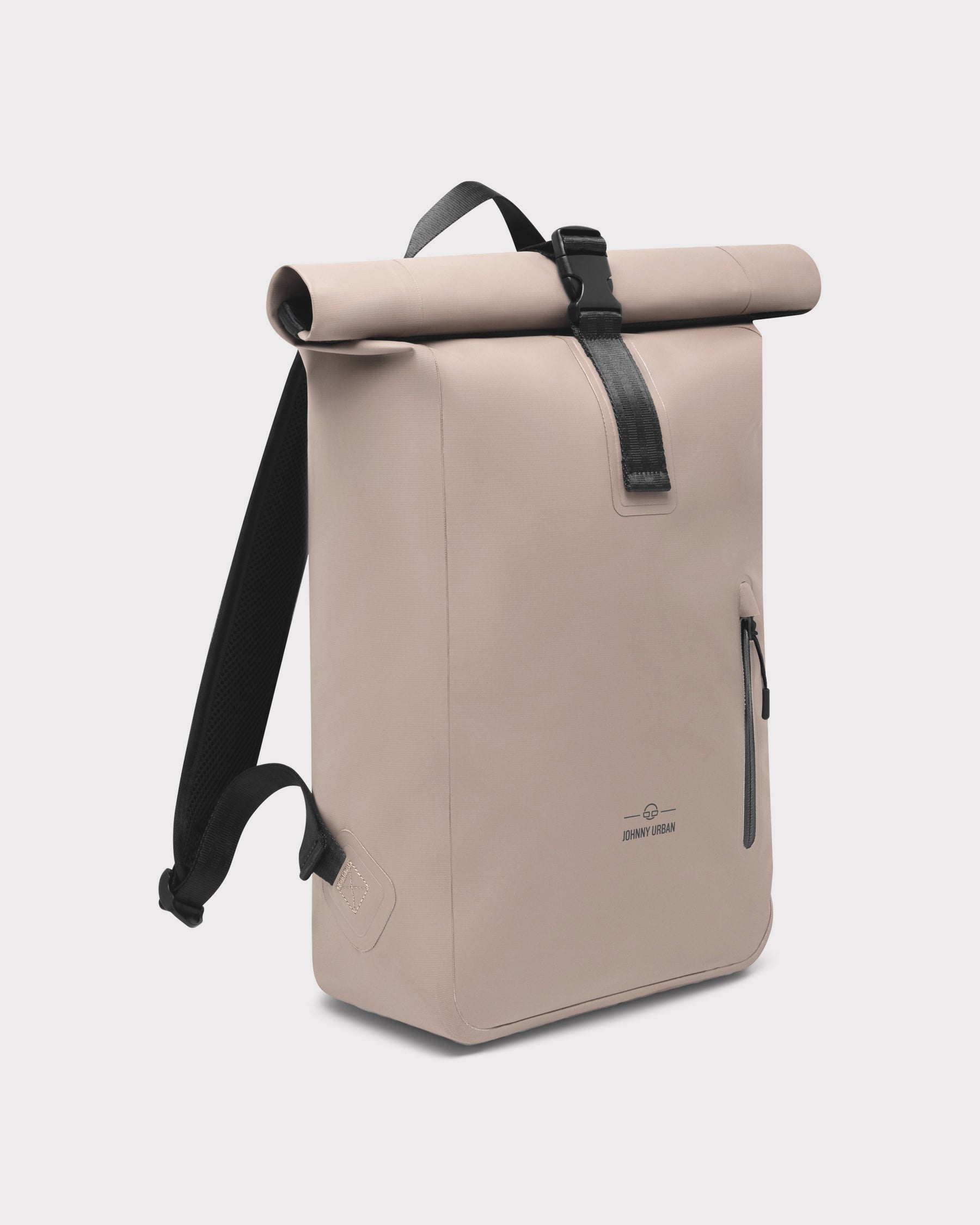 Beiger wetterfester Rolltop Rucksack 'Conor' von Johnny Urban mit schwarzem Clip und Reißverschlusstasche