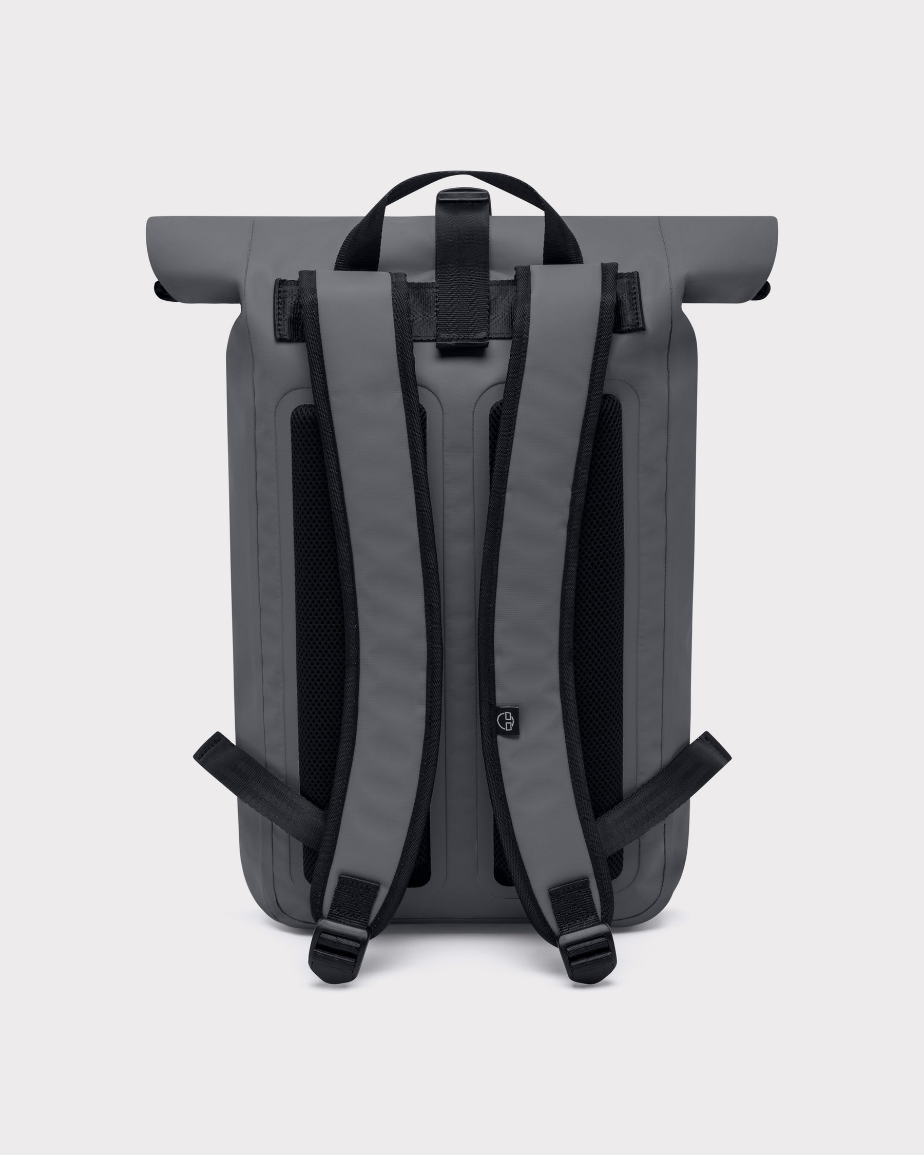 Rückansicht des wasserfesten Rolltop Rucksacks 'Conor' in Grau mit gepolsterten und verstellbaren Schultergurten