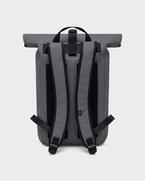 Rückansicht des wasserfesten Rolltop Rucksacks 'Conor' in Grau mit gepolsterten und verstellbaren Schultergurten