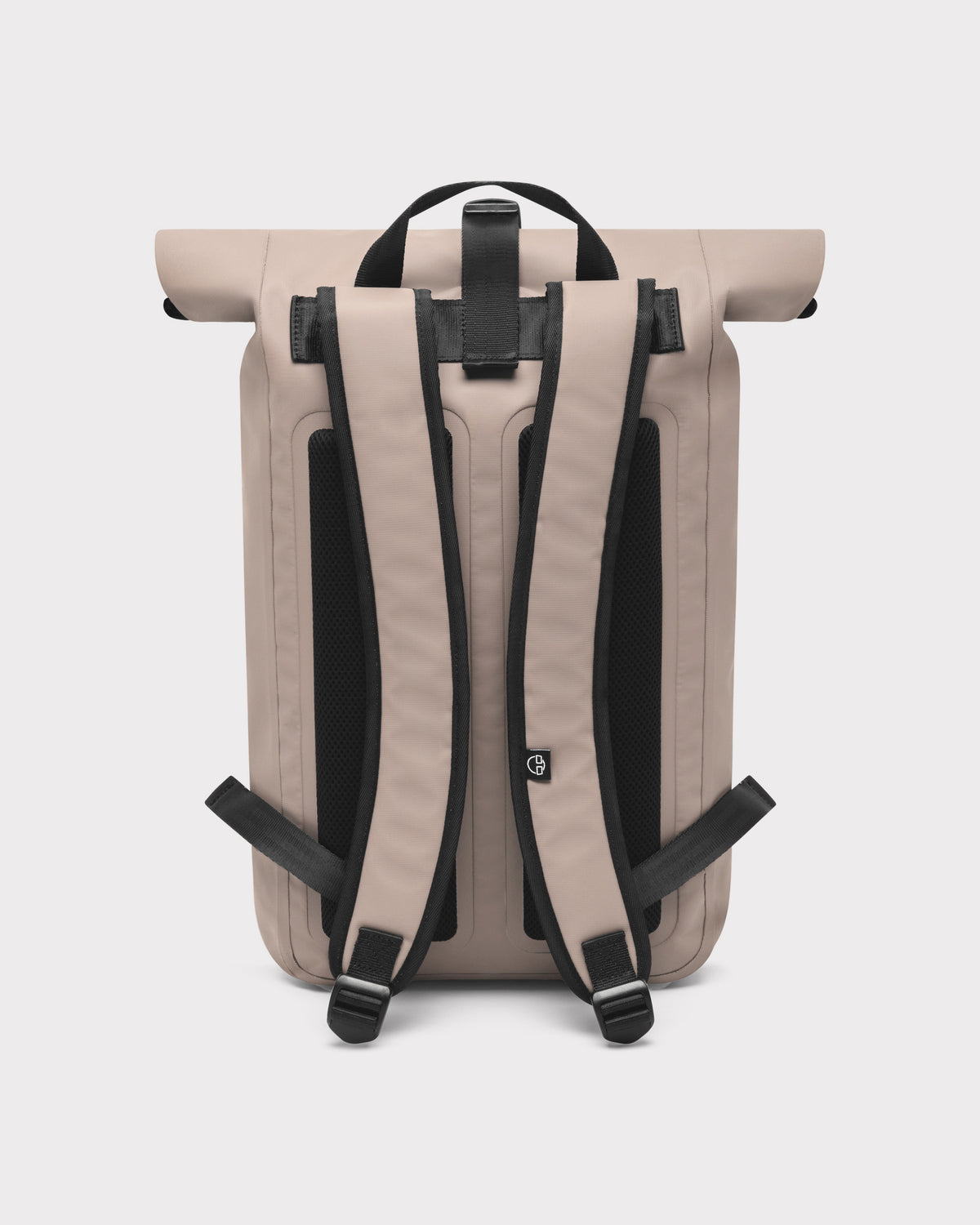 Rückseite des sandfarbenen Rolltop-Rucksacks 'Conor' mit gepolsterten, verstellbaren Schultergurten und Trageschlaufe