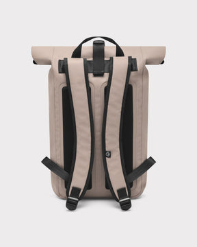 Rückseite des sandfarbenen Rolltop-Rucksacks 'Conor' mit gepolsterten, verstellbaren Schultergurten und Trageschlaufe