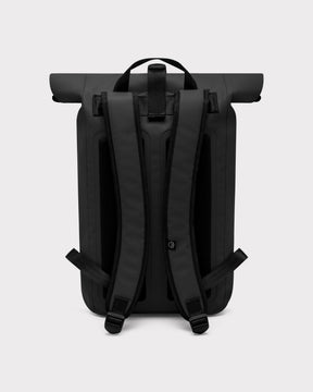 Schwarzer Rolltop-Rucksack 'Conor' von Johnny Urban mit gepolsterten Schulterriemen und wasserdichtem Material
