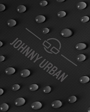 Nahaufnahme von Wassertröpfchen auf dem schwarzen Material des rolltop Rucksacks 'Conor' von Johnny Urban