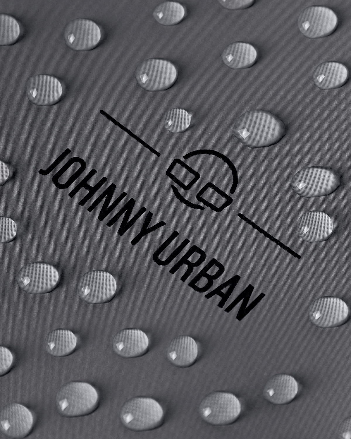 Wasserabweisendes Material mit Johnny Urban Logo und Wassertropfen auf Rolltop Rucksack Conor