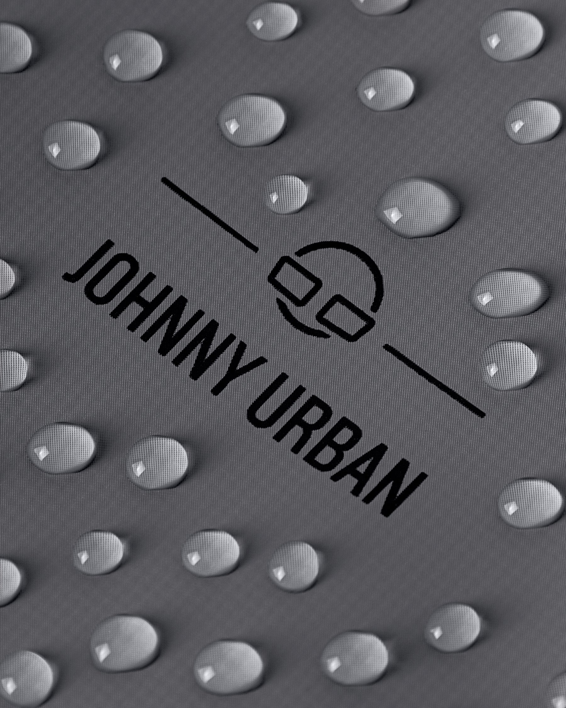 Wasserabweisendes Material mit Johnny Urban Logo und Wassertropfen auf Rolltop Rucksack Conor