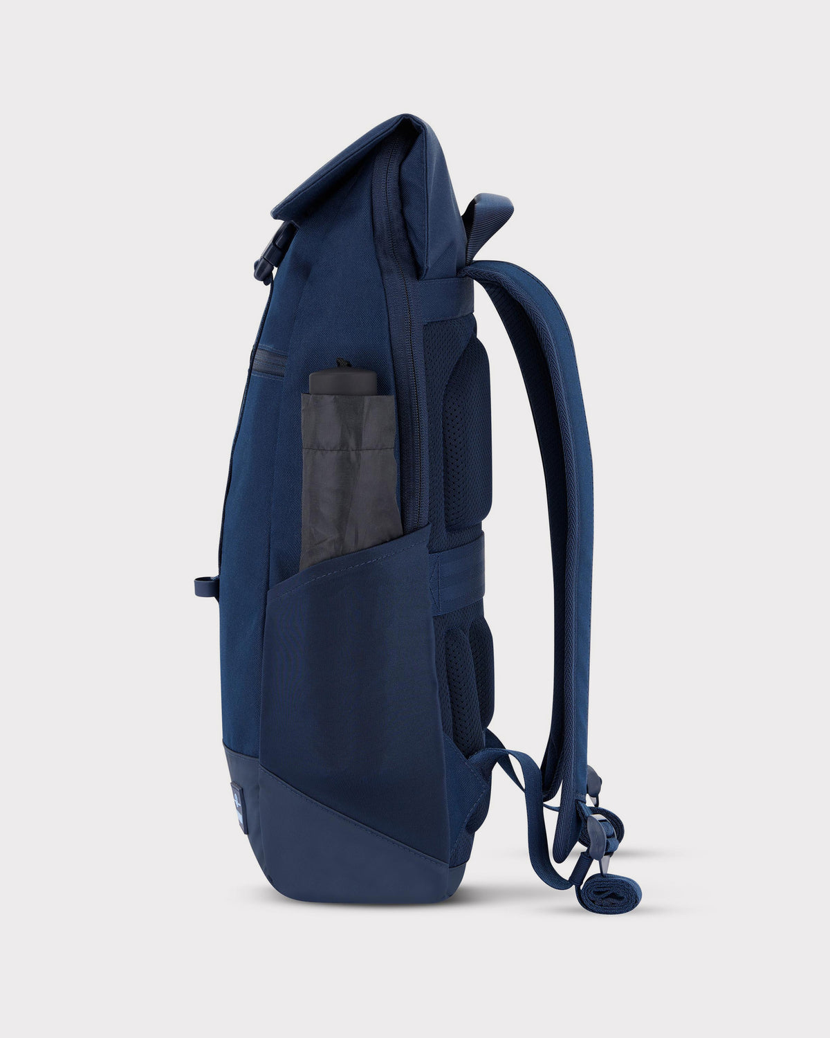 Blauer Rucksack 'Mika' von Johnny Urban mit seitlicher Tasche, in der ein zusammengefalteter Regenschirm steckt
