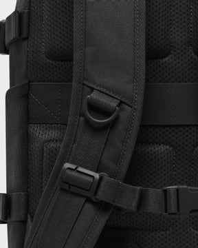 Nahaufnahme des Brustgurts mit Schnalle und gepolsterten Gurten des schwarzen Rucksacks 'Lian'