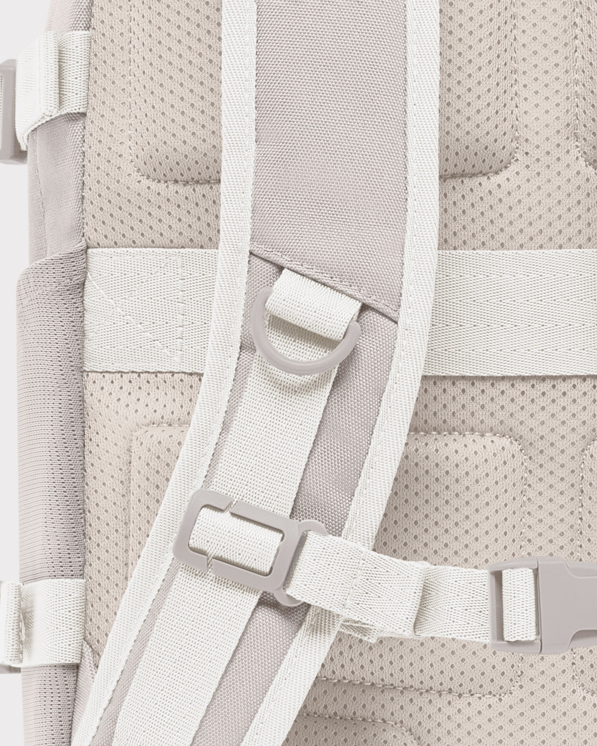 Beige gepolsterter Rückenbereich und verstellbarer Brustgurt des Rucksacks 'Lian'