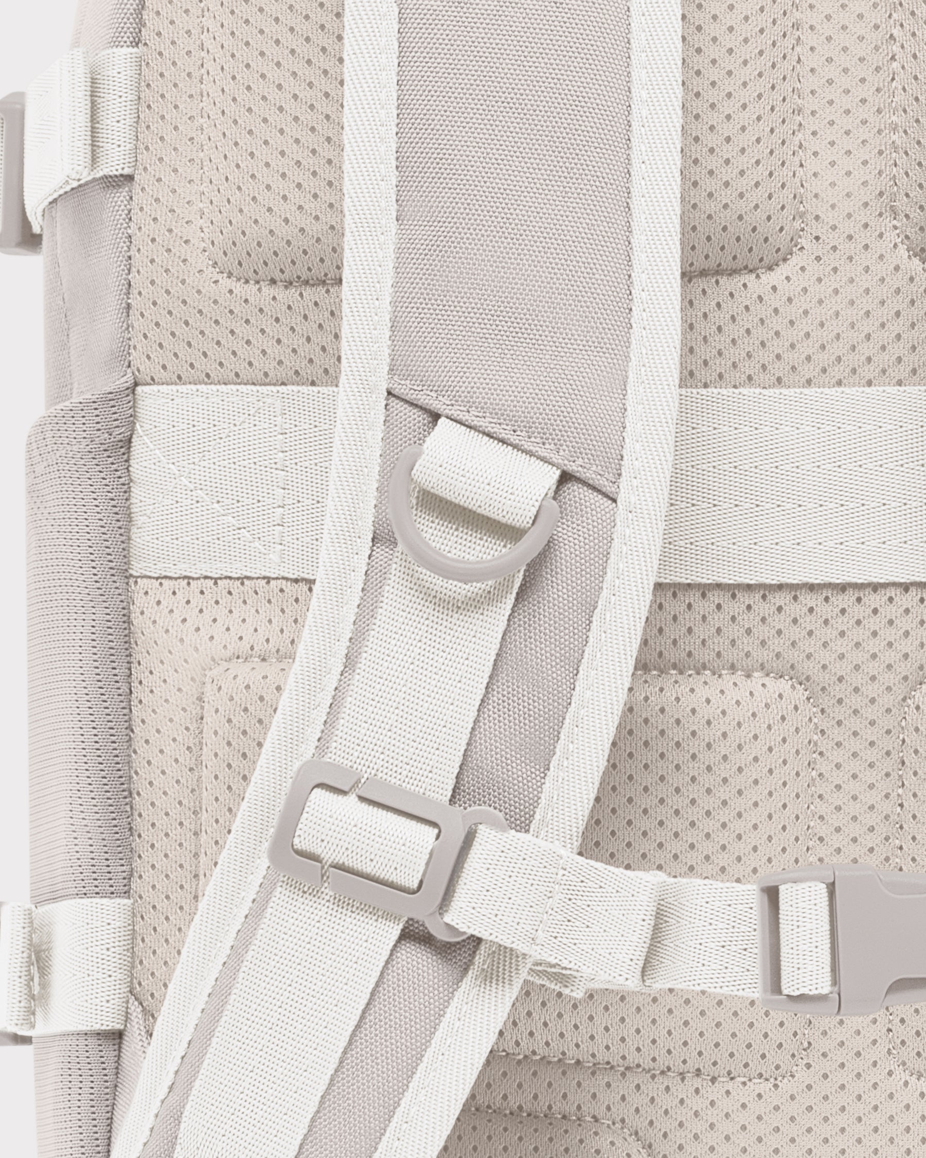 Beige gepolsterter Rückenbereich und verstellbarer Brustgurt des Rucksacks 'Lian'