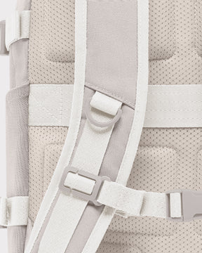 Beige gepolsterter Rückenbereich und verstellbarer Brustgurt des Rucksacks 'Lian'