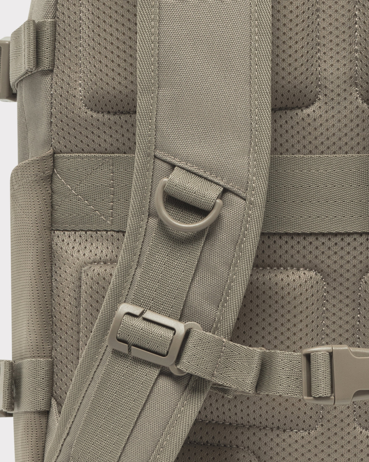 Beige gepolsterter Rückenbereich und verstellbarer Brustgurt mit Schnalle am Rucksackmodell 'Lian'