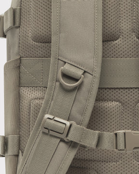 Beige gepolsterter Rückenbereich und verstellbarer Brustgurt mit Schnalle am Rucksackmodell 'Lian'