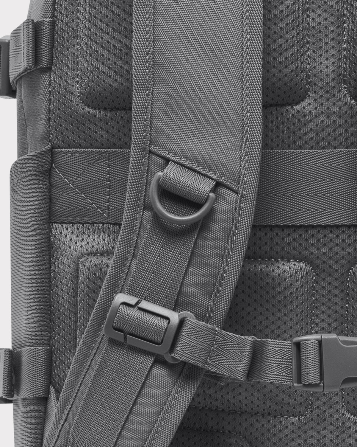 Detailaufnahme des gepolsterten Rückens und Brustgurts des Rucksacks 'Lian'