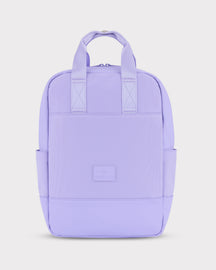 Rucksack 'Jona Medium' in fliederviolett, rechteckige Form mit zwei kurzen Henkeln und zwei seitlichen Taschen