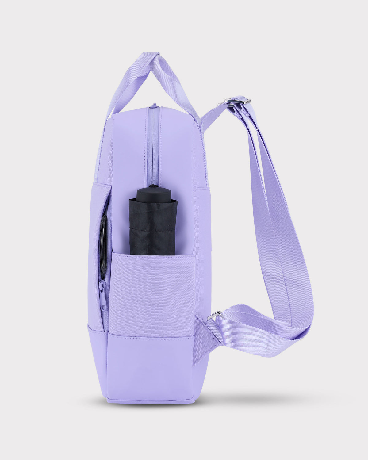 Seitenansicht des lilafarbenen Jona Medium Rucksacks mit seitlicher Tasche und herausragendem schwarzen Regenschirm
