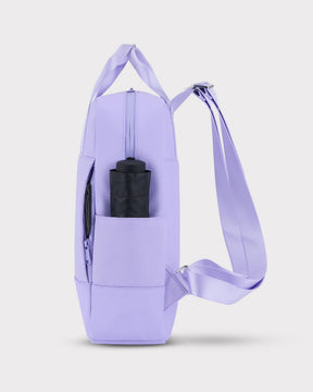 Seitenansicht des lilafarbenen Jona Medium Rucksacks mit seitlicher Tasche und herausragendem schwarzen Regenschirm