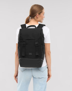 Frau trägt schwarzen Damenrucksack 'Nico' von Johnny Urban mit verschlussklappe und verstellbaren Schultergurten