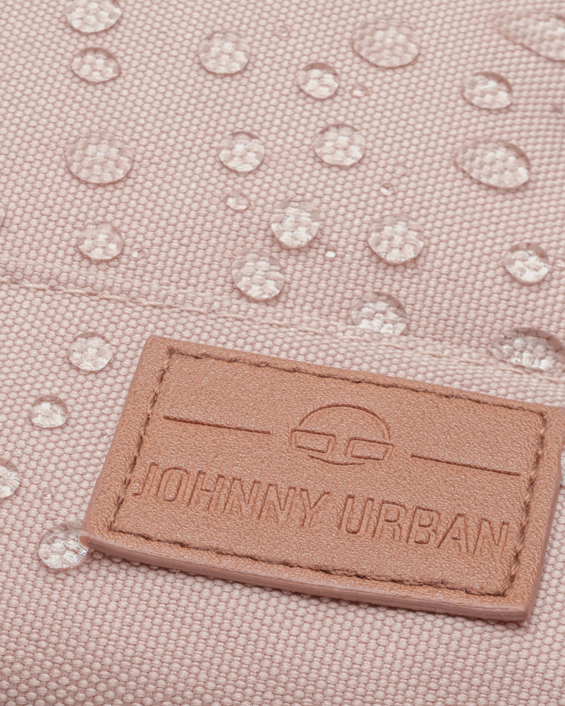 Wasserabweisendes rosafarbenes Material mit einem braunen Lederschild 'Johnny Urban' auf dem Rucksack Damen 'Mia'