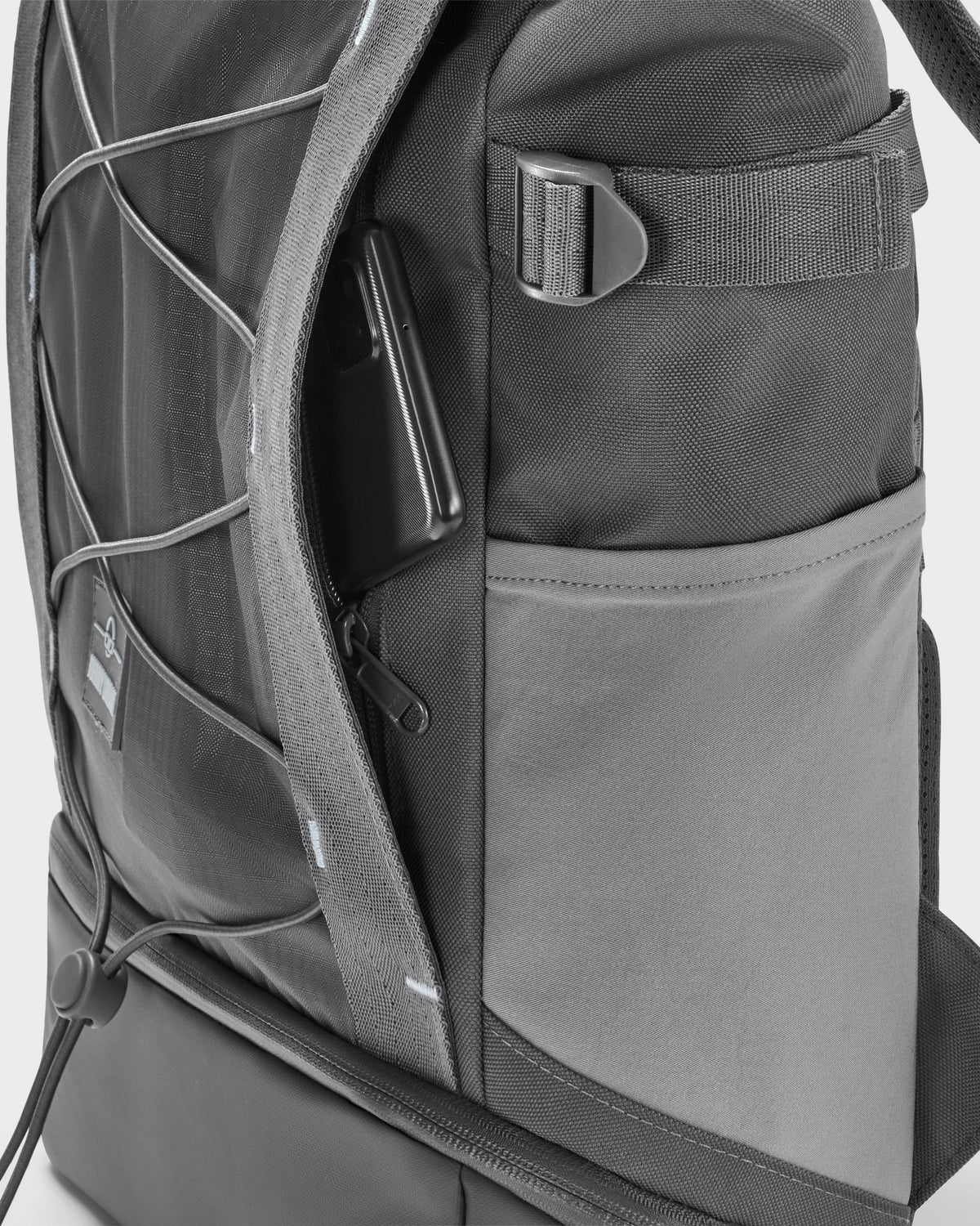 Rucksack 'Harper' in Grau mit seitlicher Tasche und verstecktem Fach, Smartphone sichtbar