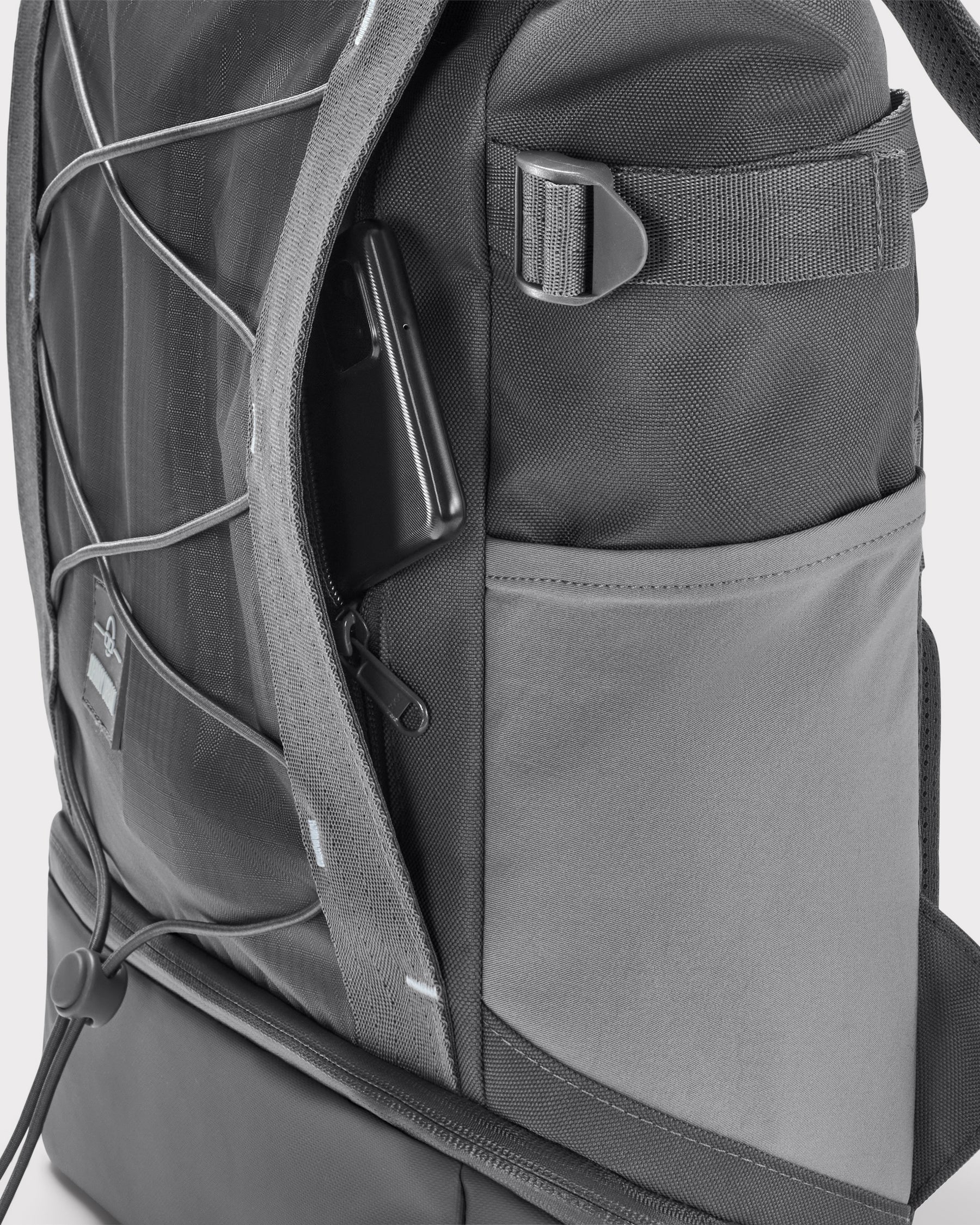 Rucksack 'Harper' in Grau mit seitlicher Tasche und verstecktem Fach, Smartphone sichtbar