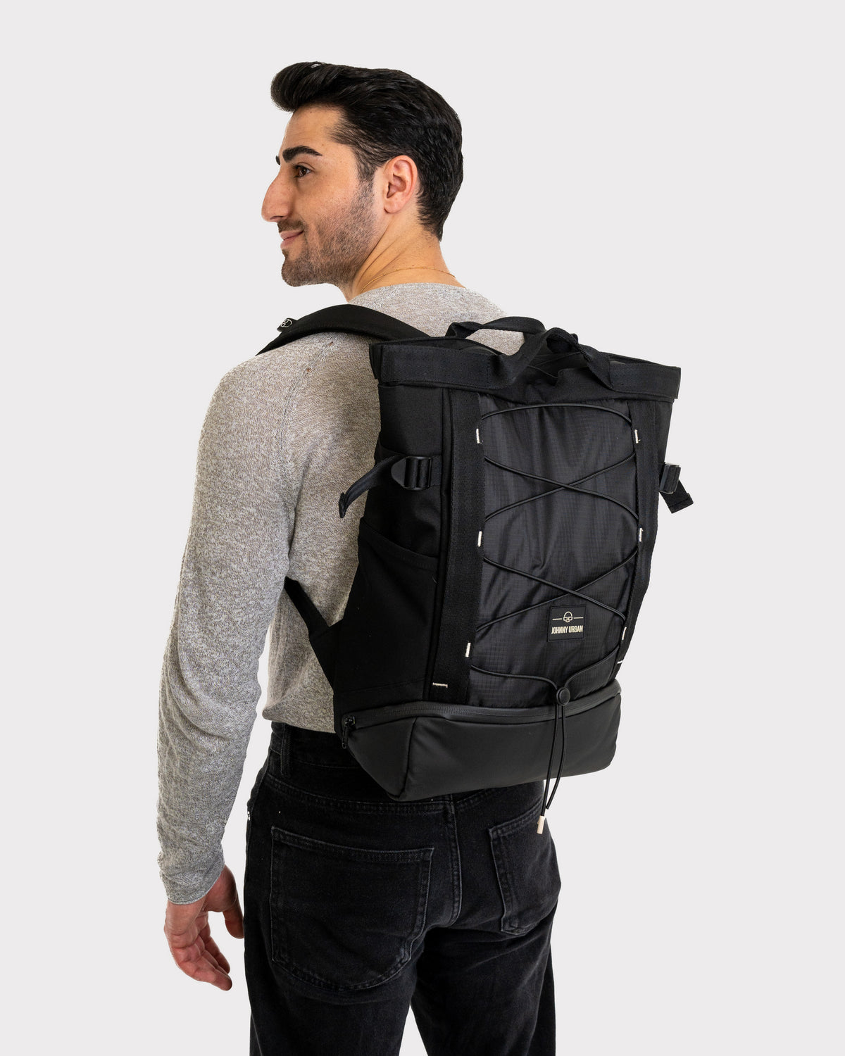 Mann trägt schwarzen Johnny Urban Rucksack 'Harper' mit Kordelzug vorne