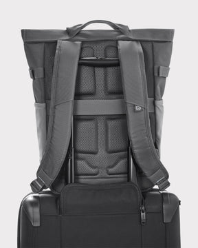 Rucksack 'Harper' in Grau mit gepolstertem Rücken und Schultergurten, auf schwarzem Trolley-Griff aufgesetzt