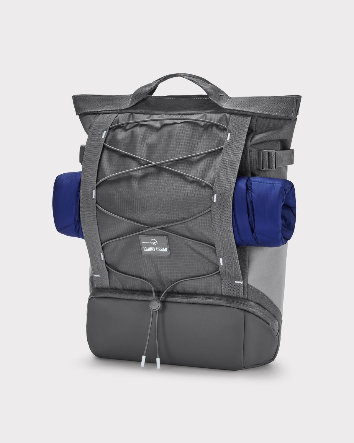 Rucksack Harper von Johnny Urban in grau mit aufgerollter blauer Matte seitlich befestigt