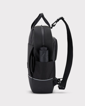 Schwarzer Johnny Urban Rucksack 'Jona Medium' mit Seitenfach für Flasche, seitliche Reflektoren und gepolstertem Rücken