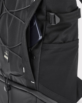 Schwarzer Johnny Urban Rucksack 'Harper' mit geöffnetem Geheimfach und Smartphone darin