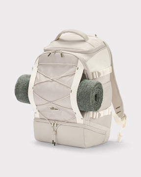 Beiger Rucksack 'Jack' von Johnny Urban mit seitlicher Befestigung für eine grüne Yogamatte