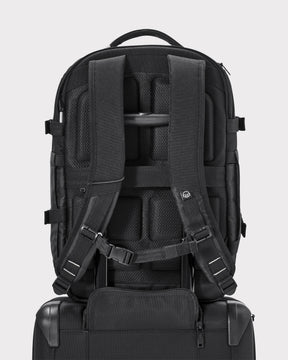 Rucksack 'Jack' von Johnny Urban in Schwarz, Rückseite mit gepolsterten Rücken- und Schultergurten