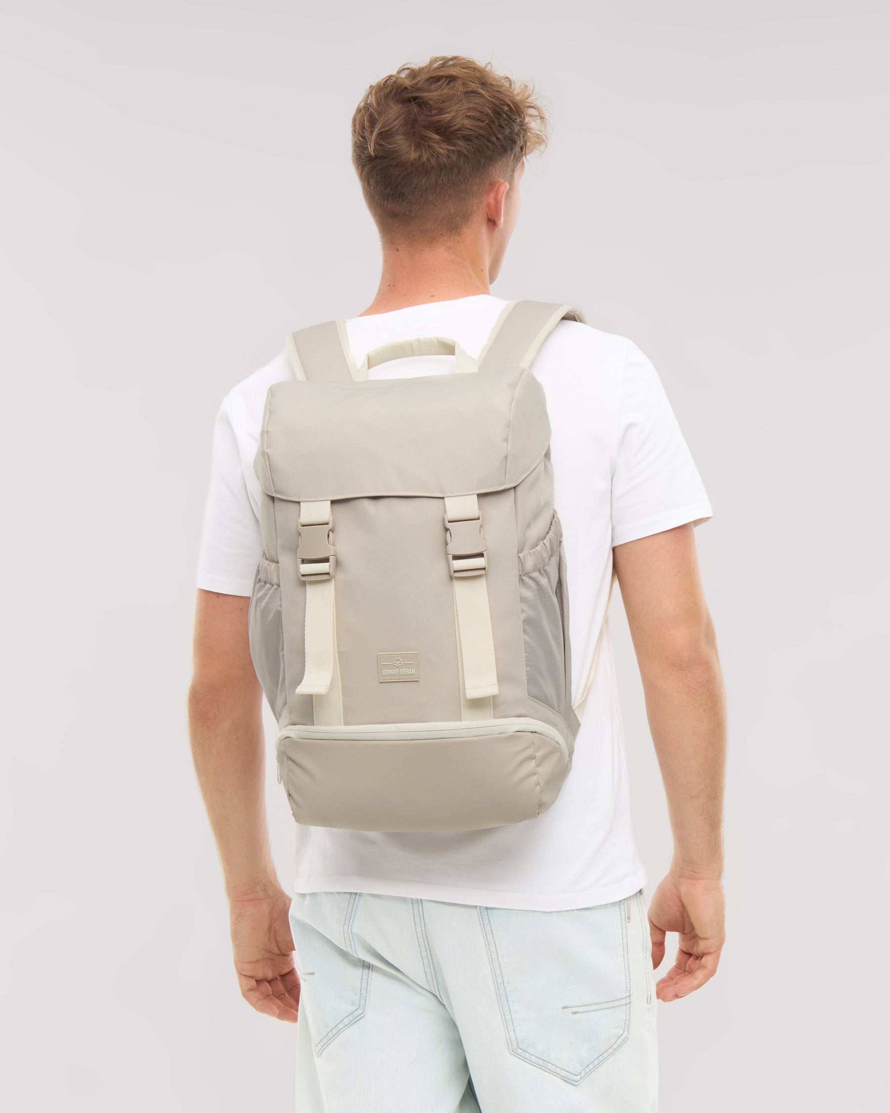 Mann von hinten mit dem sandfarbenen Rucksack 'Nico' von Johnny Urban